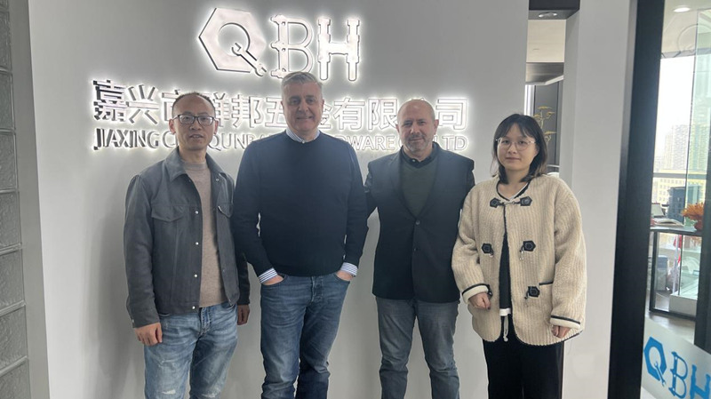 Klienci zagraniczni odwiedzają Jiaxing Qunbang Hardware Co., LTD.